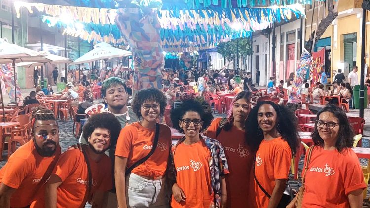 Carnaval 2023: Gestos distribui preservativos no centro do Recife