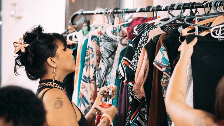 Gestos arrecada roupas, sapatos e acessórios para o Bazar Solidário 2025