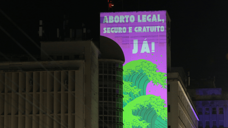 Gestos faz megaprojeções pela descriminalização e legalização do aborto, no centro do Recife