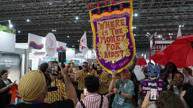 Frevo, denúncia e resistência marcam Marcha das Comunidades na AIDS 2026 em defesa do financiamento ao HIV